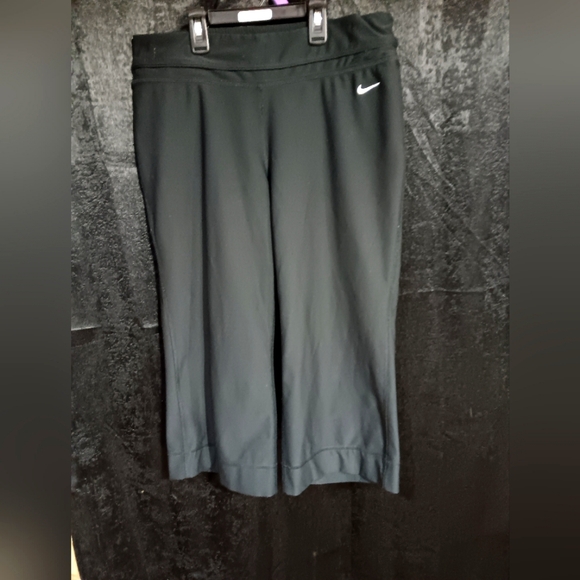 Nike Pants - NIKE Dri-fit size medium (8-10) Capri
